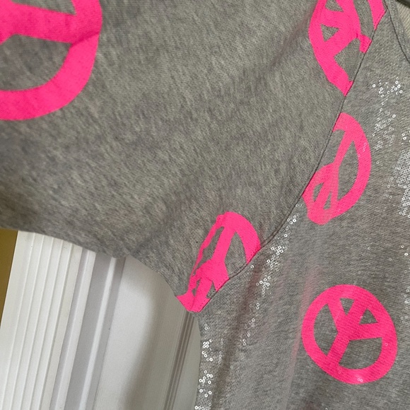 Peace sign sweat shirt. - Picture 4 of 6